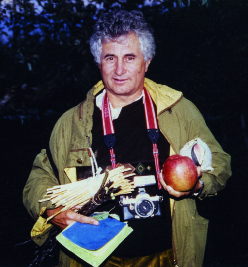 Luis Braun mit dem Fuji-Apfel