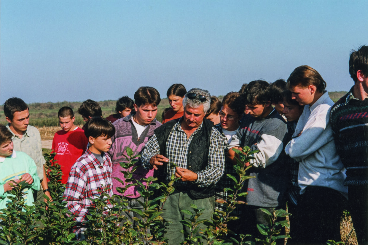 Luis Braun mit Apfelschulen-Schülern